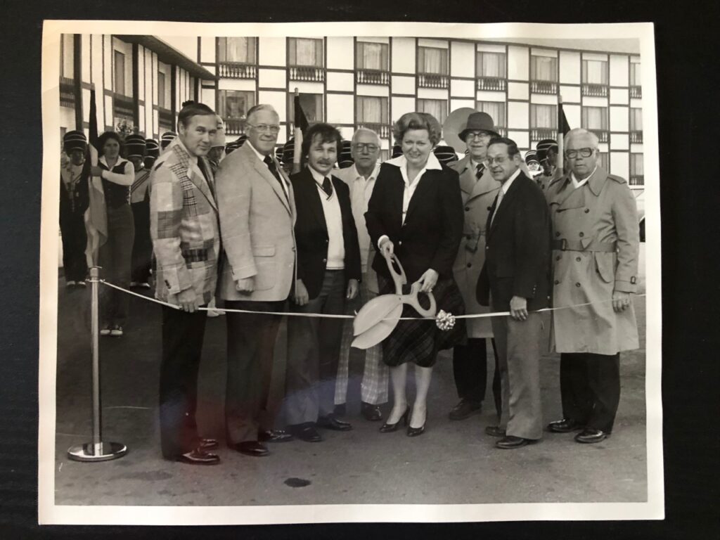 Mayor Eleanor Kesim at Midway Motor Lodge ribbon cutting